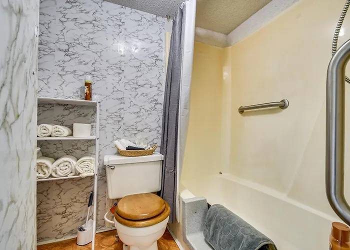 W/ Private Yard + Screened Porch! *