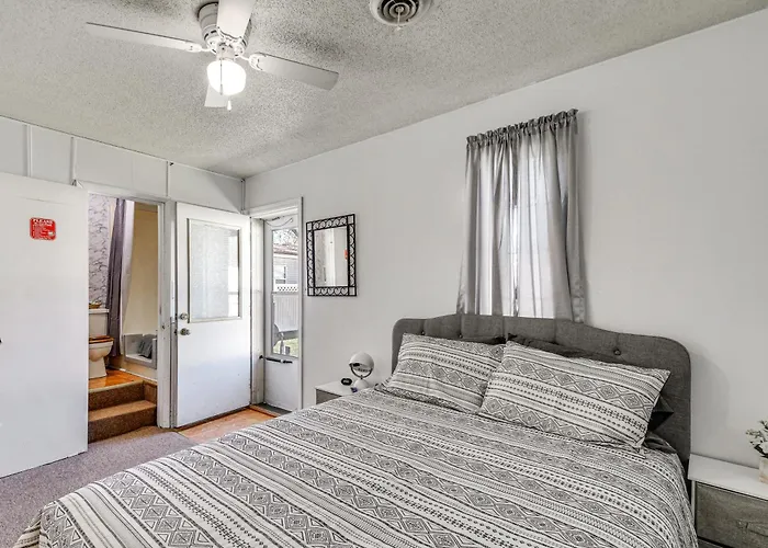 W/ Private Yard + Screened Porch! * Harrisburg