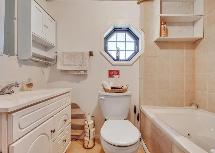 W/ Private Yard + Screened Porch! Holiday home Harrisburg