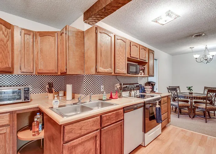 Hébergement de vacances W/ Private Yard + Screened Porch! *