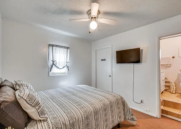 Holiday home W/ Private Yard + Screened Porch!