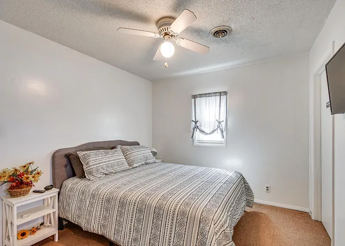 W/ Private Yard + Screened Porch! Harrisburg