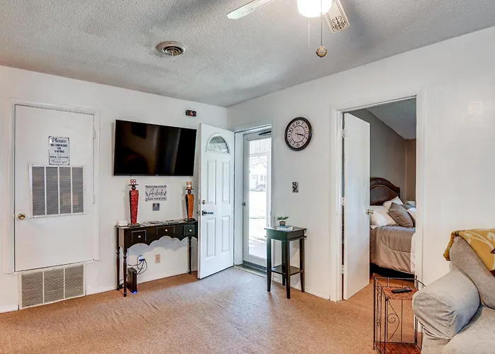 Holiday home W/ Private Yard + Screened Porch! Harrisburg