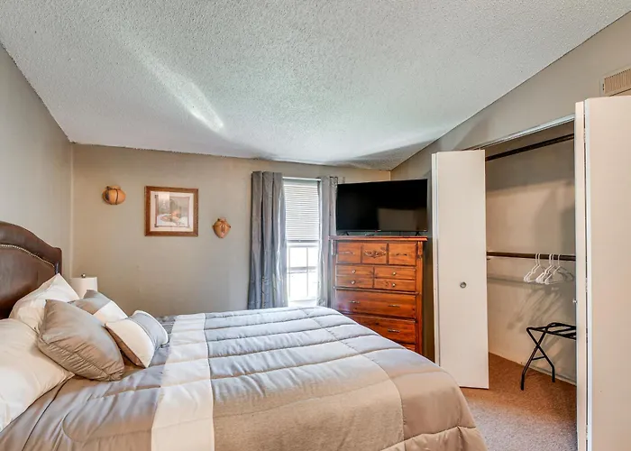 W/ Private Yard + Screened Porch! *