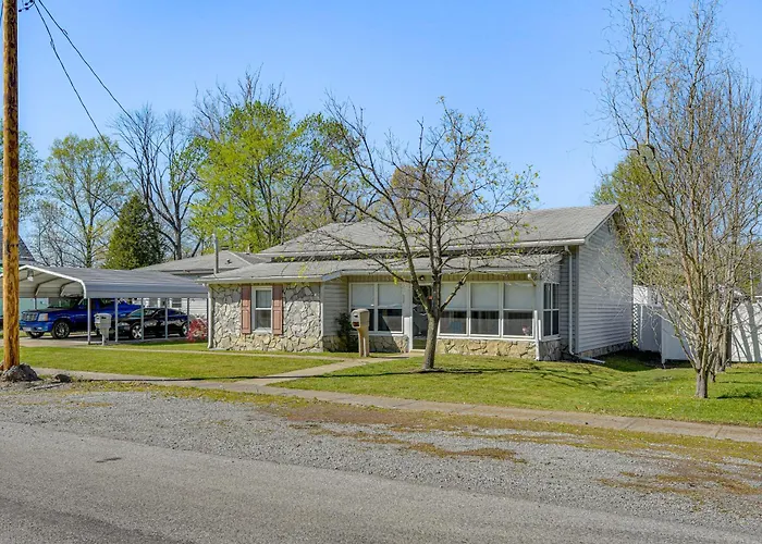 Holiday home W/ Private Yard + Screened Porch!