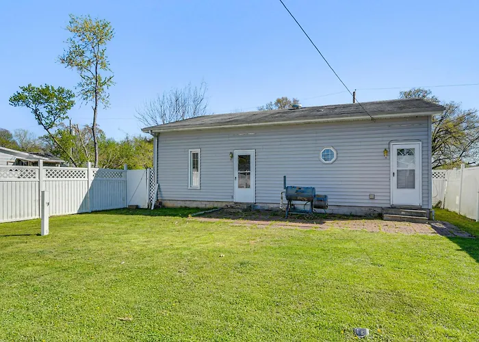 Holiday home W/ Private Yard + Screened Porch! Harrisburg