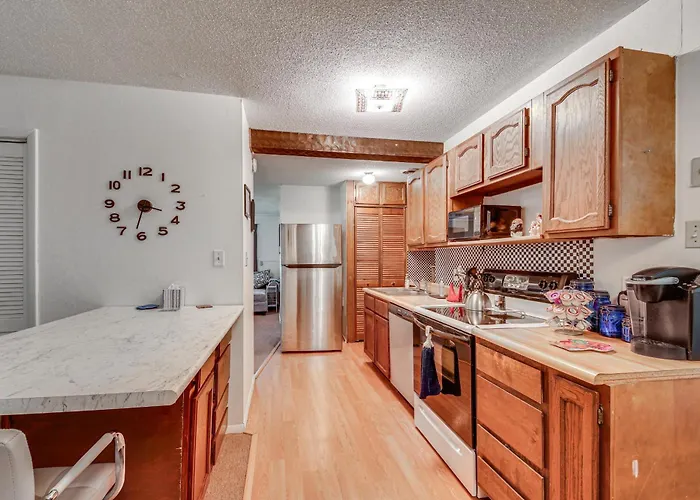 Hébergement de vacances W/ Private Yard + Screened Porch!