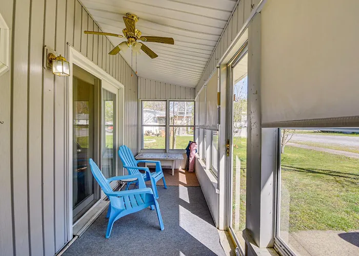 W/ Private Yard + Screened Porch! Holiday home Harrisburg