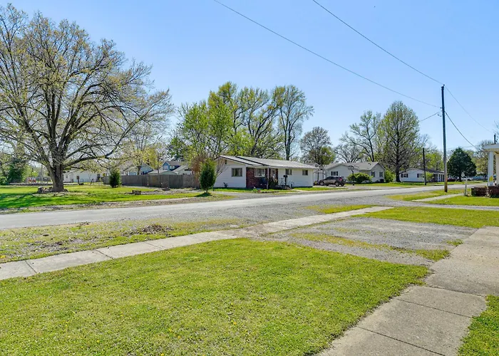 W/ Private Yard + Screened Porch! *