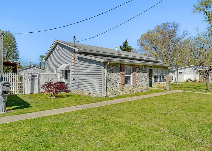 Holiday home W/ Private Yard + Screened Porch! *