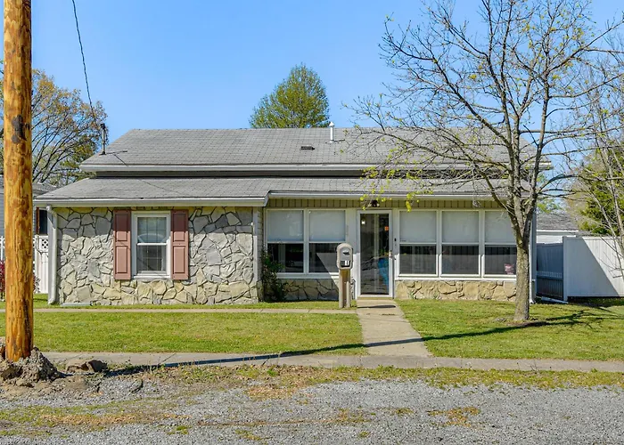 W/ Private Yard + Screened Porch! Сasa de vacaciones Harrisburg
