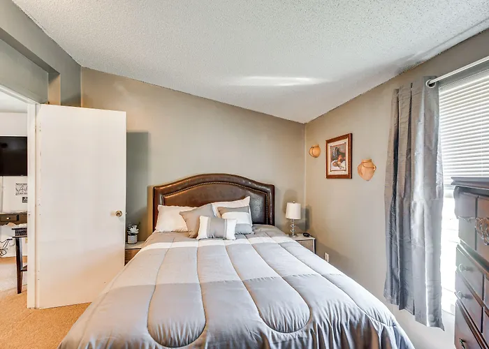 Hébergement de vacances W/ Private Yard + Screened Porch!
