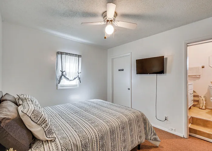 W/ Private Yard + Screened Porch! * Harrisburg