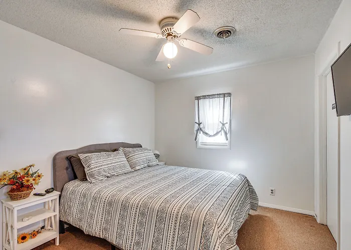 Hébergement de vacances W/ Private Yard + Screened Porch!