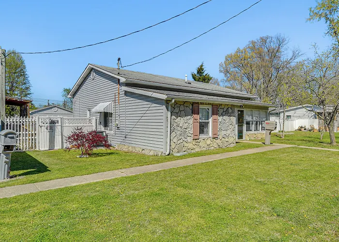 W/ Private Yard + Screened Porch! Hébergement de vacances