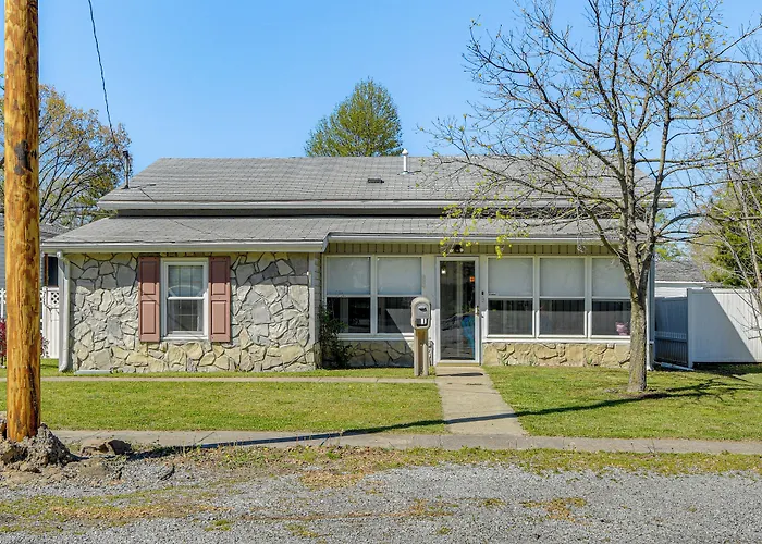 Hébergement de vacances W/ Private Yard + Screened Porch! *